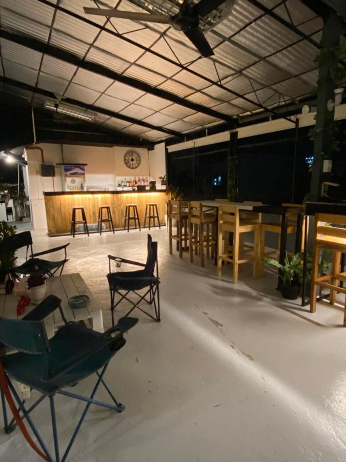 Lime Lite Manila Hostel Makati City Esterno foto