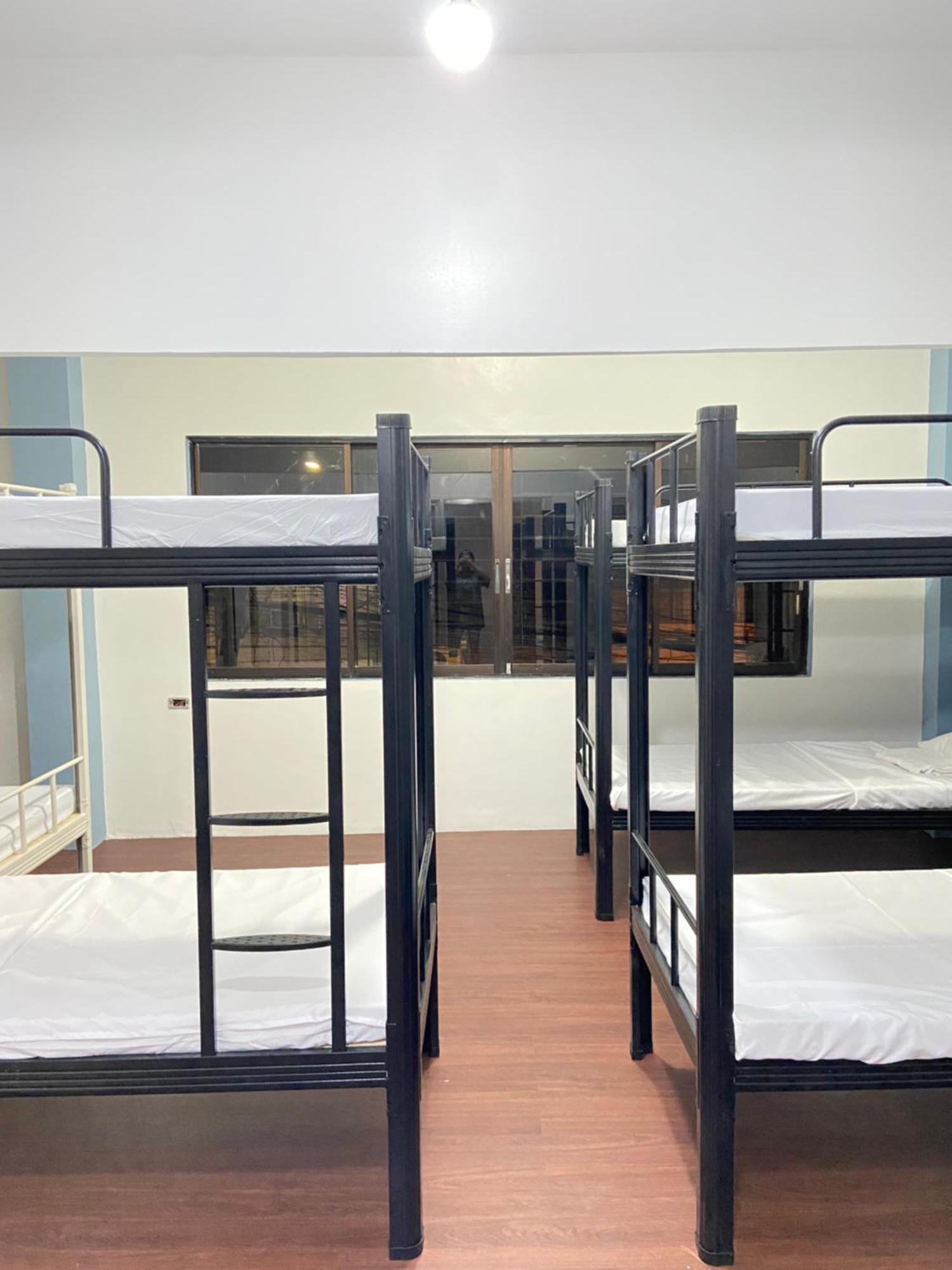Lime Lite Manila Hostel Makati City Esterno foto